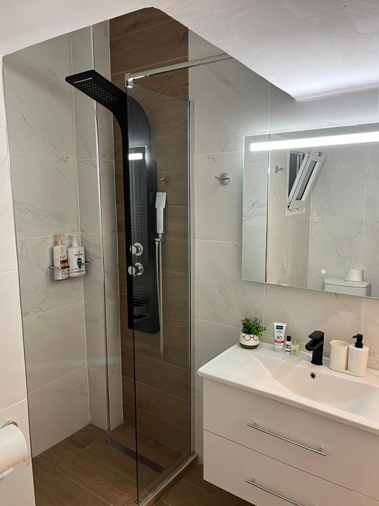 Irene Front Luxury Apartment Peraia (Thessaloniki)